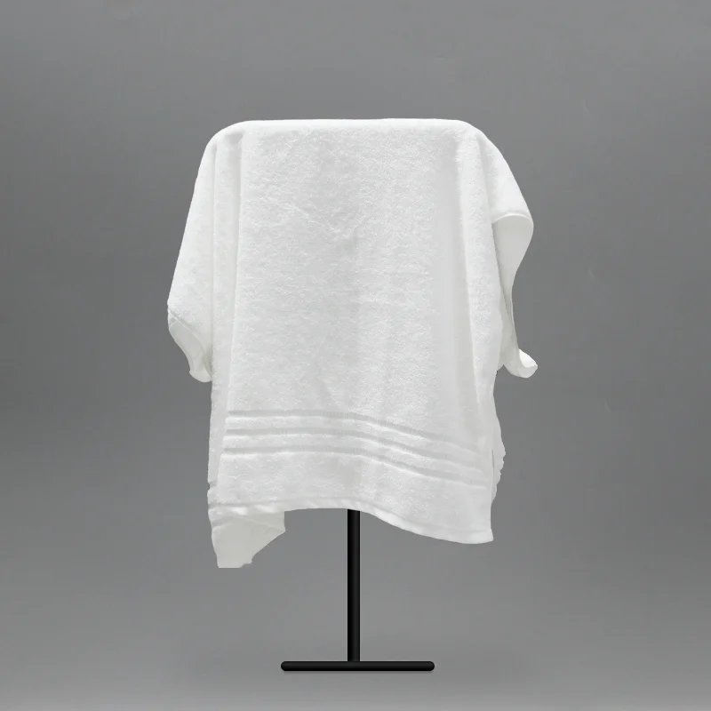 Toalla de hotel de lujo blanca lavable con logotipo bordado de color liso desechable comprimida de secado rápido 80 X 180 cm 600-800 gsm
