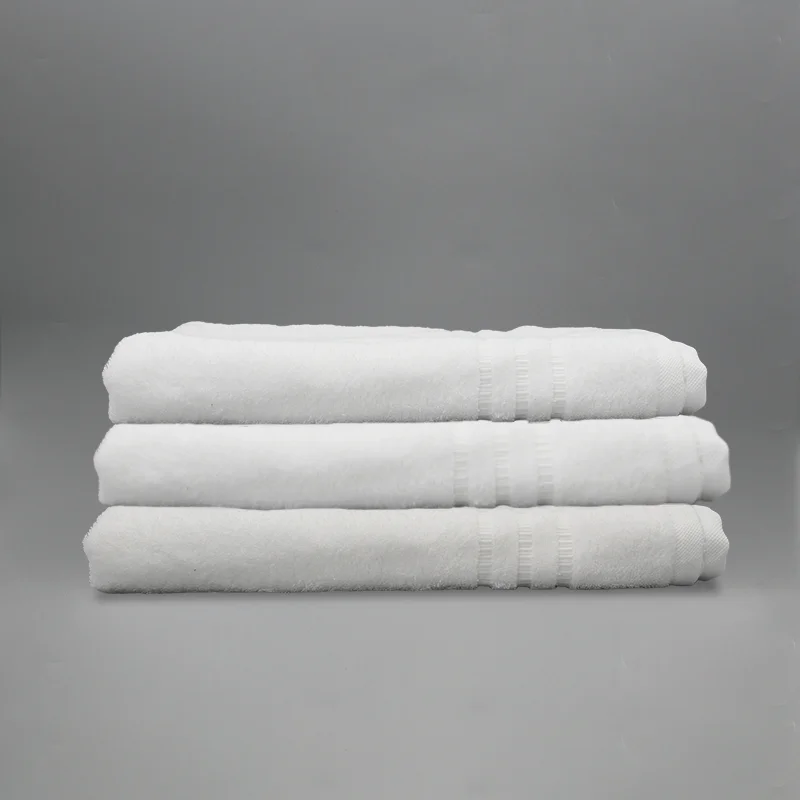 Toalla de hotel de lujo blanca lavable con logotipo bordado de color liso desechable comprimida de secado rápido 80 X 180 cm 600-800 gsm