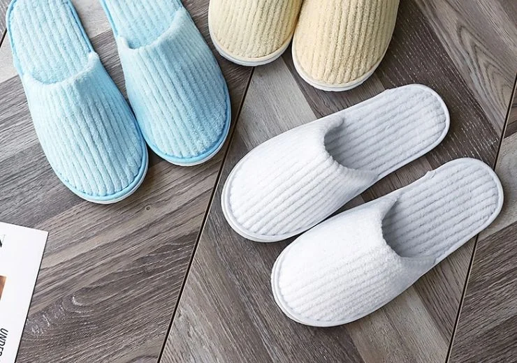 Custom White Poly Terry Disposable Slippers Closed Toe Design For Hotel Spa Wedding Hospital Travel Airline Hotel Amenities