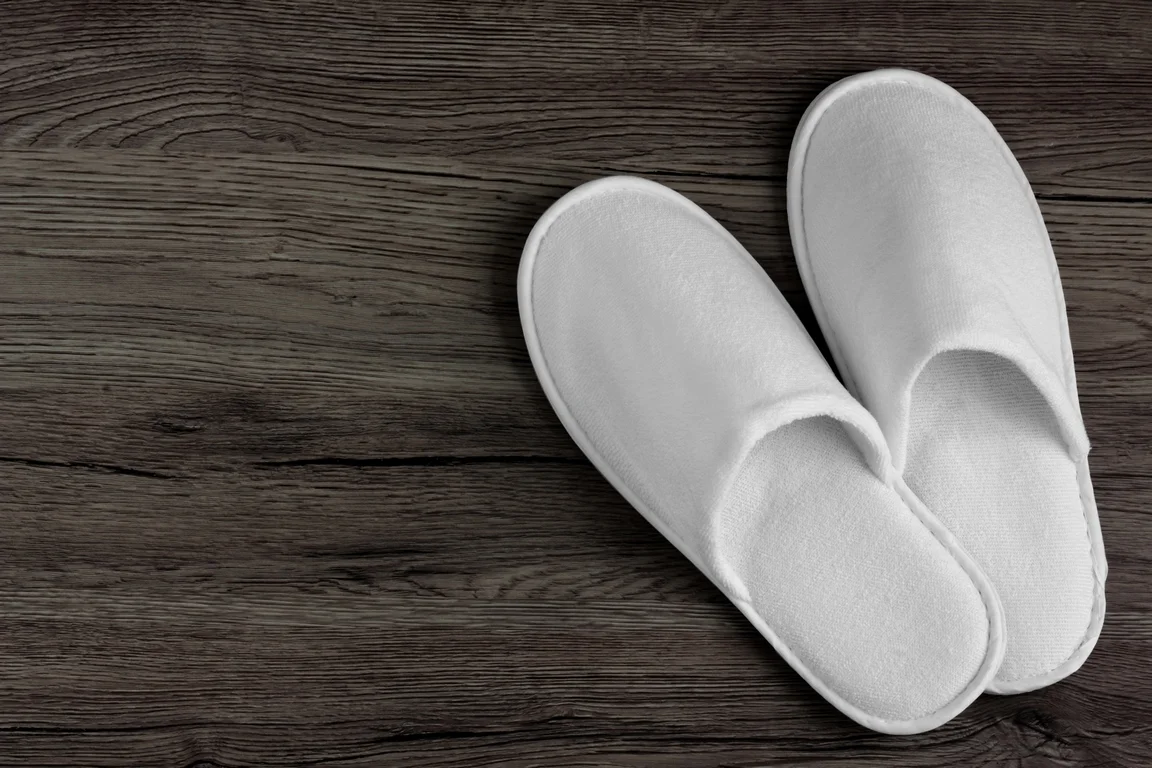 High Quality Customized Spa Coral Fleece White Eva Sole Disposable Slippers For Men Women