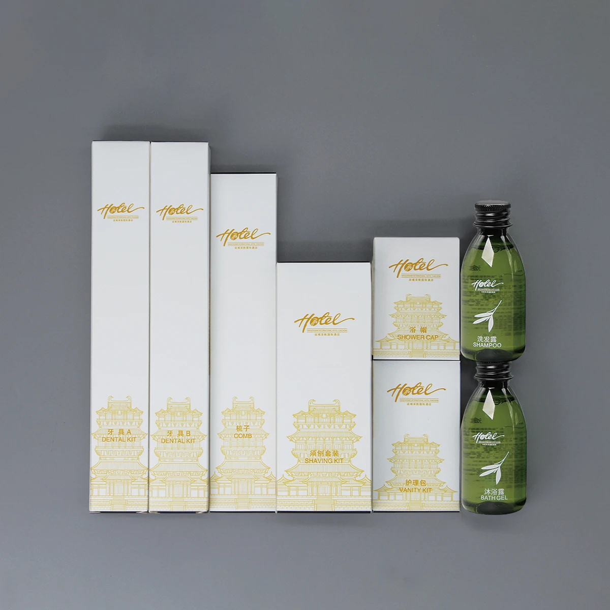 Ensemble d'articles de toilette pour h&ocirc;tel de luxe 5 &eacute;toiles : distributeur de savon, chaussons, cosm&eacute;tiques et produits secs, &eacute;quipements de salle de bain d'h&ocirc;tel.