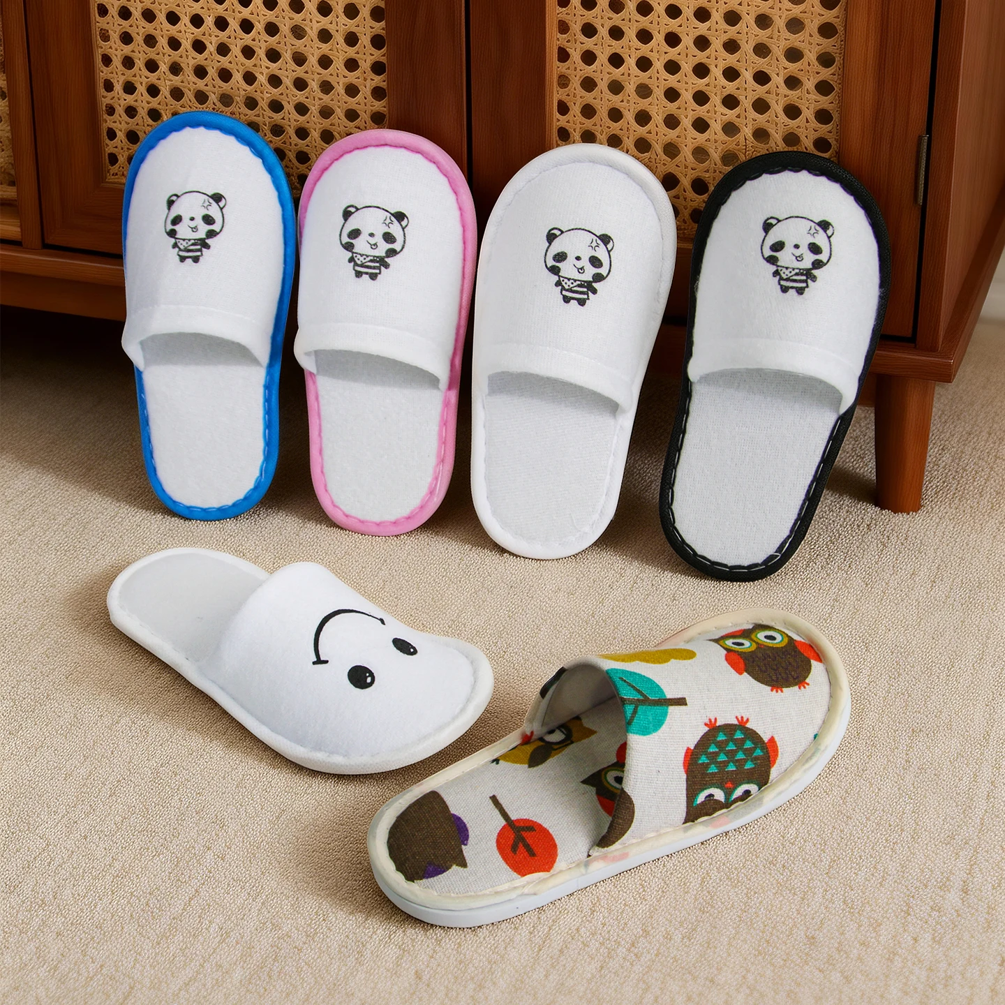Zapatillas desechables para niños de hotel de 3-5 estrellas, ecológicas, con suela engrosada, antideslizantes, diseño de dibujos animados, vellón de coral, cómodas para viajar